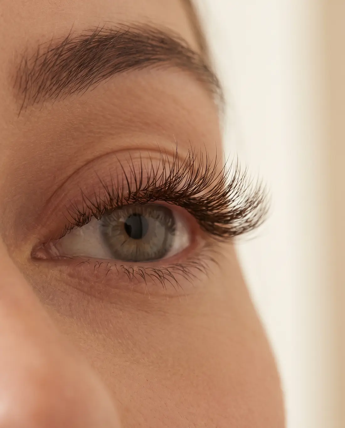 Hybrid eyelash extensions — textured and wispy